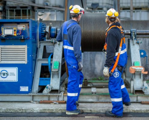 The TWS cable winch system with a cable drum on which a new crane cable is precisely wound under constant pretension.